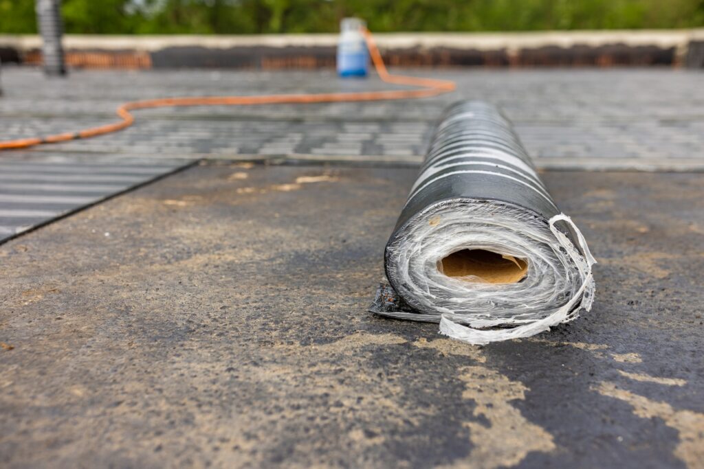 Steam barrier rollers for roofing, bituminous membrane to be welded with flame on flat roof